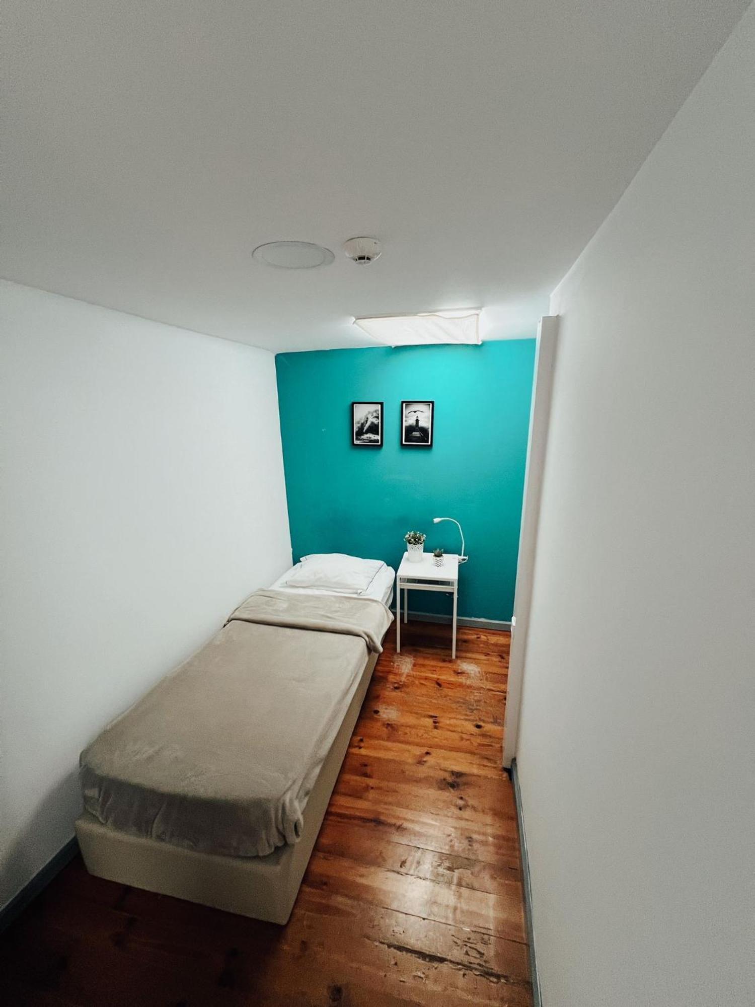 By Doors Albergue *